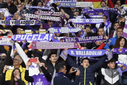 Aficionados durante el partido ante el Barcelona en Zorrilla. LALIGA
