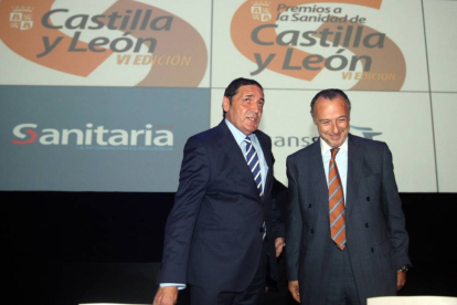 El consejero de Sanidad, Antonio María Sáez Aguado, junto al director de Sanitaria 2000, José María Pino, en la entrega de premios de la editorial-Ical