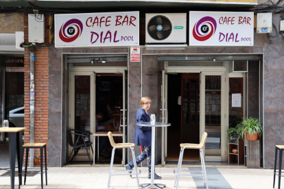 Café-bar Dial en la  calle Aurora en el barrio de La Farola en la actualidad. - PHOTOGENIC