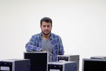 Héctor Trigueros, estudiante de la Universidad de Valladolid, en las instalaciones de la Escuela de Ingenierías Industriales de Valladolid.-PHOTOGENIC / MIGUEL ÁNGEL SANTOS