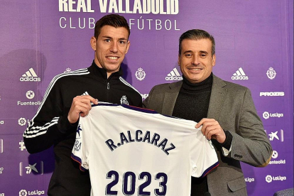 Alcaraz y Gómez sostienen la camiseta con el año en que finaliza contrato el jugador.-REAL VALLADOLID