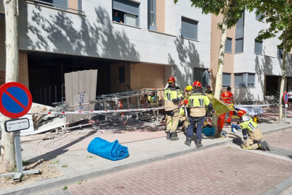 Accidente laboral por el derrumbe de un andamio en la calle Monasterio de Yuste en el que tres operarios resultaron heridos.- ICAL
