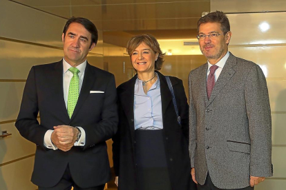 Suárez-Quiñones, con los ministros Isabel García Tejerina y Rafael Catalá antes de su conferencia en el hotel Palace para el Executive Fórum.-RAQUEL P. VIECO