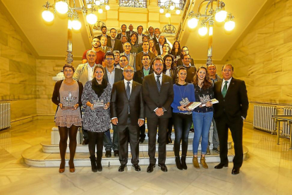 Una amplia representación de los 39 olímpicos vallisoletanos en la foto de familia junto al alcalde, el presidente del COE y el autor.-WELLINGTON DOS SANTOS