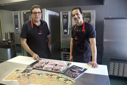 A la izquierda, José Miguel Fidalgo, director de Expansión de Innova Chef y Manuel Ledesma,  responsable de producción, muestran las hamburguesas en la sala de elaboración de la empresa.  / LA POSADA