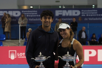 Daniel Rincón y Jessica Bouzas, con los trofeos de campeón. / MARIANO G. EGEA