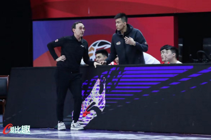 Hugo López da instrucciones a un jugador desde la banda en su aventura en el baloncesto chino. EL MUNDO