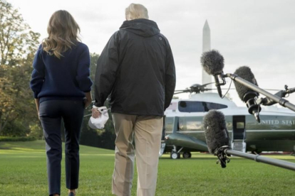 Donald Trump y su esposa Melania antes de partir hacia Puerto Rico.-AP / ANDREW HARNIK