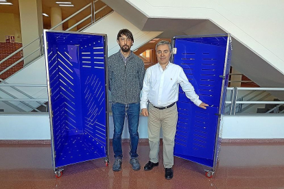 Los investigadores Rubén Ferrero y Luis Panizo en las instalaciones de la Universidad de León.-EL MUNDO