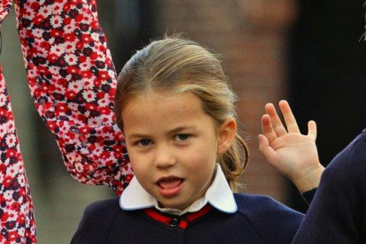 La princesa Carlota de Cambridge saluda a la prensa a su llegada a la escuela Thomas’s Battersea, en Londres.-AFP / AARON CHOWN
