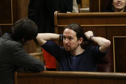 Pablo Iglesias conversa con el diputado de Podemos Edu Maura en el hemiciclo del Congreso.-REUTERS