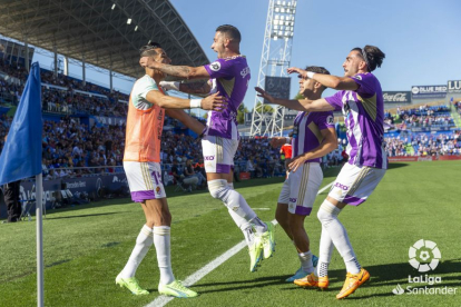 La celebración del segundo gol del Real Valladolid antes del descanso en Getafe. / LALIGA