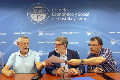 Agustín Prieto, Santiago Aparicio y Ángel Hernández ayer, firman la adaptación del III AENC en Castilla y León.-ICAL