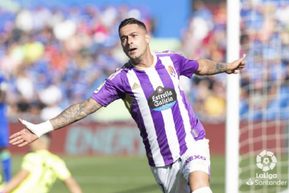 Sergio León celebra el segundo gol del Real Valladolid en Getafe. LALIGA