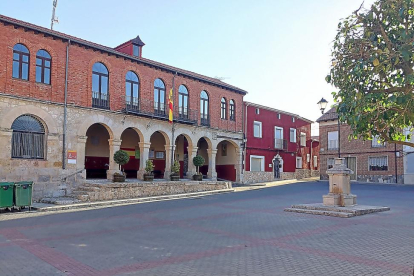 Fachada del ayuntamiento de Piñel de Abajo.-MAR TORRES