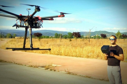 Saúl Peña prueba uno de los drones que ha diseñado junto a César Bonera. A través de una pantalla, puede localizar nidos inalcanzables e imperceptibles desde la distancia.-AVISPA ASIÁTICA