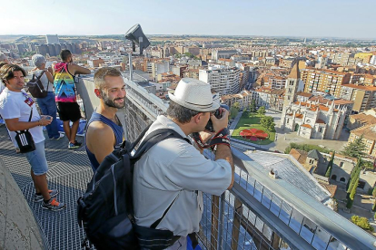 Un grupo de turistas, ayer, complando la ciudad desde la torre de la catedral de Valladolid.-J. M. LOSTAU