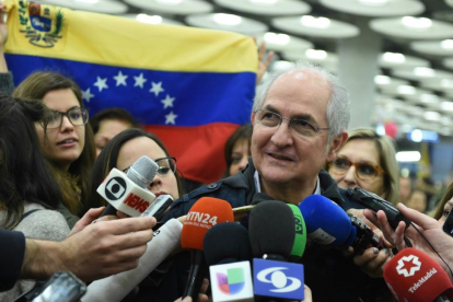 El alcalde de Caracas, Antonio Ledezma, a su llegada al aeropuerto de Barajas, este sábado.-FERNANDO VILAR (EFE)