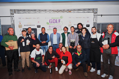 Foto de familia de la entrega de los galardonados en el III Torneo de Golf 'Alimentos de Valladolid'. / M. G . EGEA
