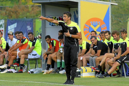 El entrenador vallisoletano Julio Velázquez da instrucciones en el banquillo de Udinese.-UDINESE CALCIO