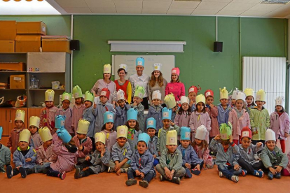 Alumnos del colegio Ana de Austria de Cigales en las jornadas de aprendizaje culinario.-EL MUNDO
