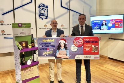 Jesús Herreras y Víctor Alonso presentan la campaña 'Esta Navidad comprar en tu comercio vecino tiene premio'. -EP
