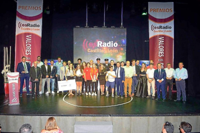 Los galardonados con los I Premios Valores del Deporte de EsRadio Castilla y León posan en el Auditorio de Medina del Campo-EL MUNDO