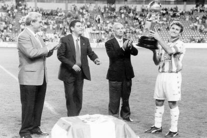 Trofeo Ciudad de Valladolid 1996. Juan Carlos levanta el último trofeo ganado por el Real Valladolid; a la izquierda, el fallecido presidente del club. / EL MUNDO