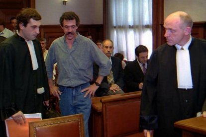 El abogado Paul Ekaert (a la derecha), durante el juicio sobre la deportación del presunto etarra Enrique Pagoaga Gallastegi (en el centro), en el 2001.-/ ARCHIVO