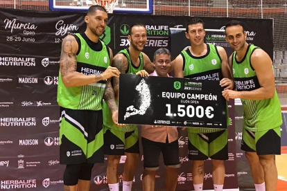 Nacho Martín (primero izquierda) y Sergio de la Fuente (segundo por la derecha) con el cheque de campeón.-E. M.