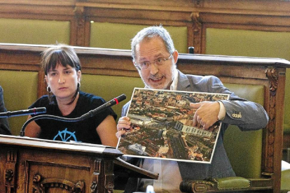 La coordinadora local de Izquierda Unida, María Sánchez, junto a Manuel Saravia en un pleno del Ayuntamiento-J.M.Lostau