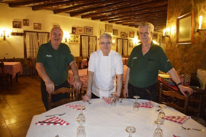 De izquierda a derecha los hermanos Santiago Bernardos en el comedor del restaurante Avanto-