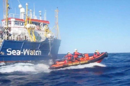 Rescate del Sea Watch 3 de 33 inmigrantes que viajaban en una patera en peligro en el Mediterráneo, el pasado sábado.-SEA WATCH (EFE)