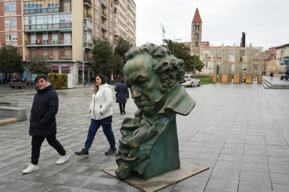 Estatua de los Premios Goya en la plaza de Portugalete de Valladolid. -J.M. LOSTAU