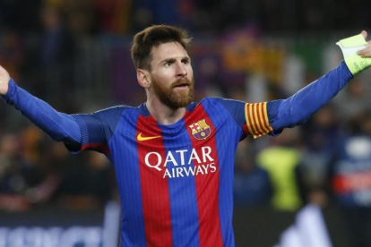 Messi celebra el pase del Barcelona a los cuartos de final de la Liga de Campeones.-AFP / PAU BARRENA