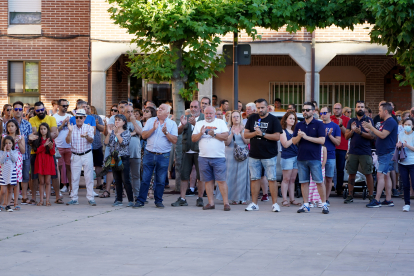 Concentración de vecinos de Santovenia de Pisuerga para reclamar el fin de la violencia y mostrar su apoyo a la Guardia Civil. Ical
