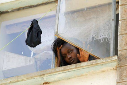 Una estudiante mira a través de una ventana en la residencia de mujeres del campus de Kikuyu, en Nairobi.-Foto: REUTERS / THOMAS MUKOYA