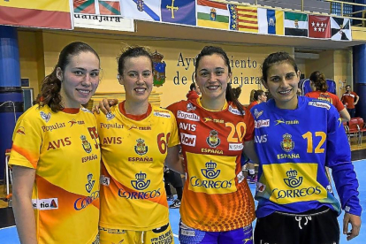 Las ‘vallisoletanas’ María Prieto, Silvia Arderius, Amaia González y Lourdes Guera, con la selección.-VALENTÍN G. DE GARIBAY