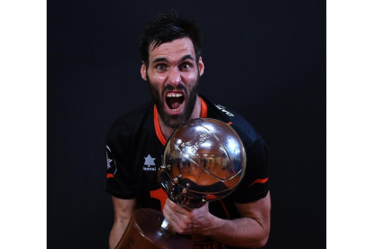 Fernando San Emeterio celebra el título de ACB.-EL MUNDO