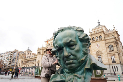 Réplica del galardón de los premios Goya en la plaza Zorrilla de Valladolid. -ICAL