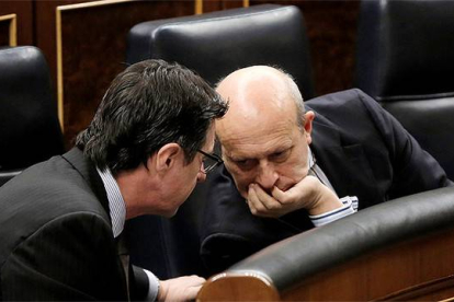 Soria y Wert comparten confidencias en el debate del Estado de la Nación, el pasado febrero.-JOSÉ LUIS ROCA
