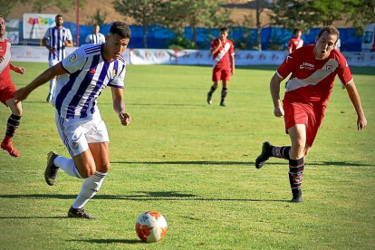 Marcos André, autor del primer gol, se lleva el balón ante la defensa del Villa de Simancas.-REYES MOYANO