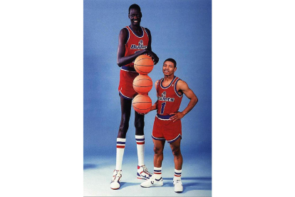 Manute Bol y Tyrone Bogues.-NBA