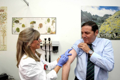 El consejero de Sanidad, Antonio Sáez, se vacuna frente a la gripe-Ical