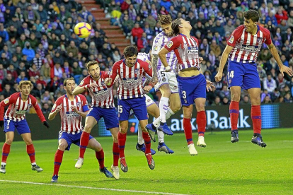 Calero logró con este cabezazo el primer gol del Valladolid la pasada temporada.-J. M. LOSTAU