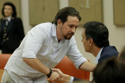 Pablo Iglesias se acerca a saludar a Pedro Sánchez en la constitución de la Diputación Permanente en el Congreso el pasado mayo.-JOSÉ LUIS ROCA