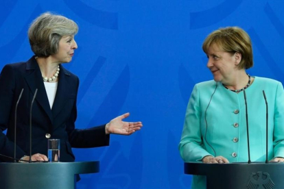 Theresa May y Angela Merkel en Berlín.-AFP / TOBIAS SCHWARZ