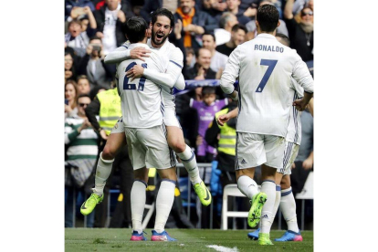 El delantero del Real Madrid Morata (de espalda) celebra su gol con su compañero el centrocampista Isco, primero para el equipo, durante el partido correspondiente a la 23 jornada de Liga contra el Espanyol.-EFE
