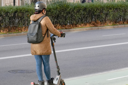 Una persona circulan en patinete por un carril bici - J.M. LOSTAU
