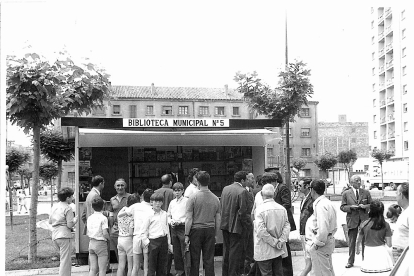 Visita de autoridades a la caseta de la biblioteca municipal 
en la Plaza de los Vadillos. Años 70 del siglo XX. ARCHIVO MUNICIPAL